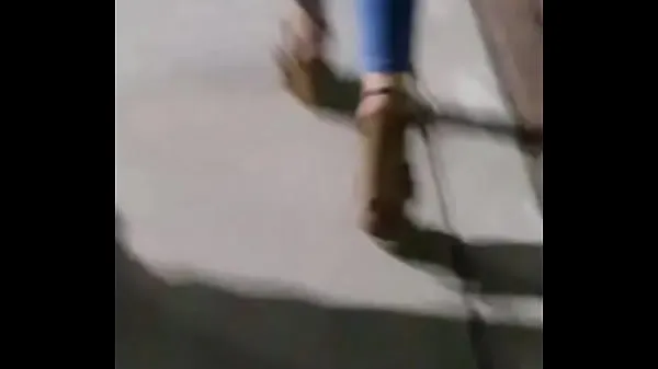 Stort Hot girl in blue pants walking in slow motion (part 2 varmt rør