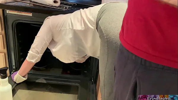Stepmom is horny and stuck in the oven - Erin Electra Tabung hangat yang besar