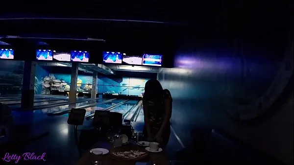 Duża Public Remote Vibrator In Bowling Together With Friends - Letty Black ciepła tuba