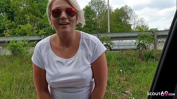 Velká German Big tits MILF Hitchhiker give Blowjob by Drive in Car for Thanks teplá trubice