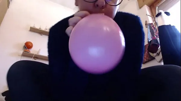 Stort Your is a big slut and she uses your birthday balloons to masturbate varmt rør