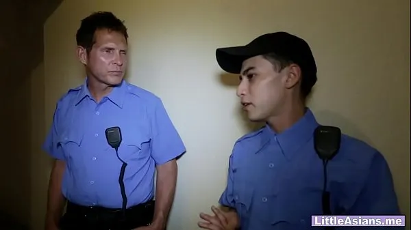 Veľká Little Asian ninja fucks a big dick security officer teplá trubica