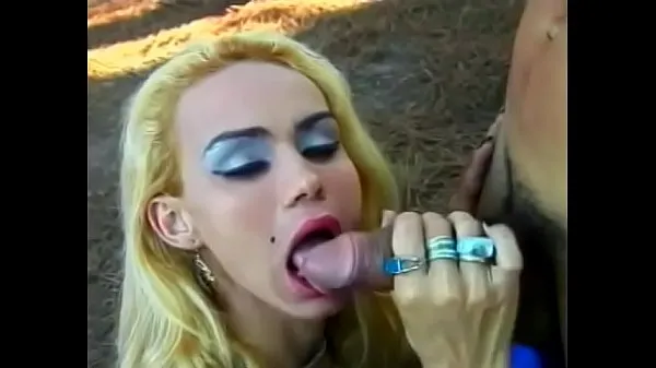 Stort Young blonde transvestite is fucked in the ass under a tree varmt rør