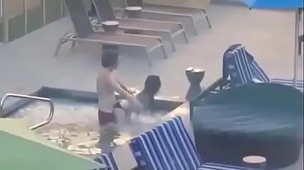 Veľká Caught couple fucking in the pool at home teplá trubica