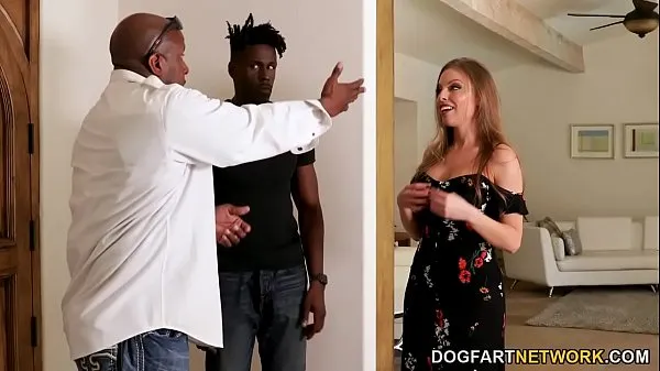 Stort Married Britney Amber Offers Anal Sex And DP For New Black Neighbor varmt rør