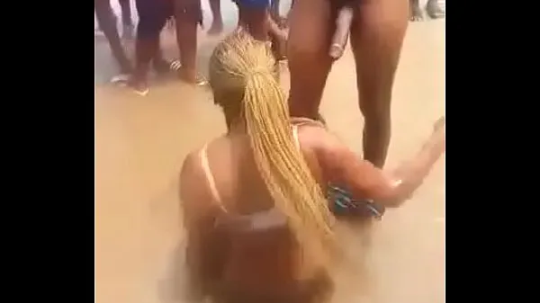 Velká Liberian cracked head give blowjob at the beach teplá trubice
