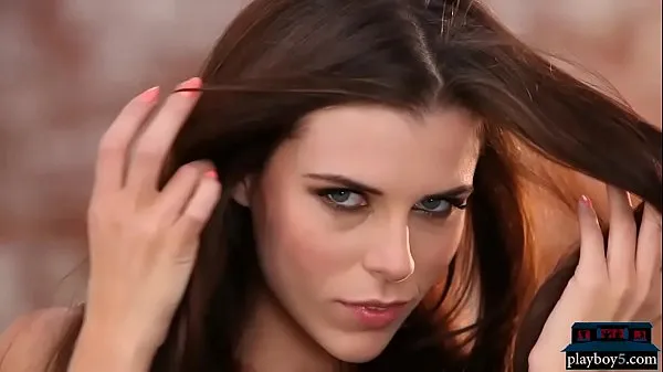 Velká Sexy brunette models give a full striptease for Playboy teplá trubice