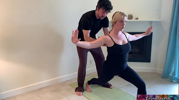 Ống ấm áp Stepson helps stepmom with yoga and stretches her pussy lớn