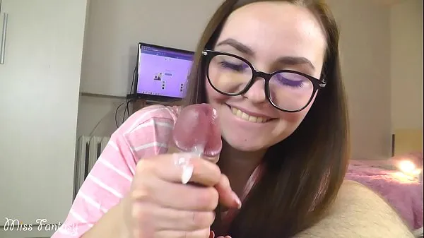 Stort Blowjob and handjob from cutie in glasses a lot of sperm varmt rør