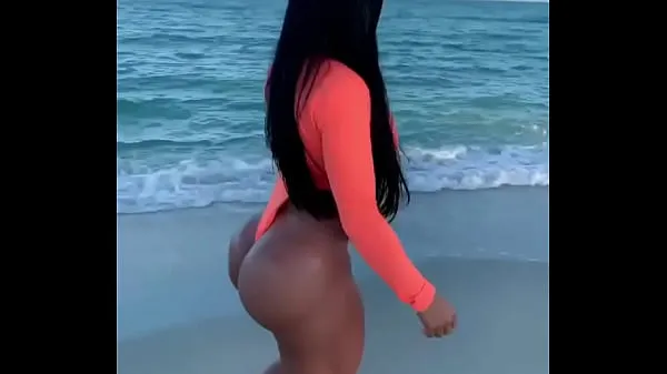 Grote HUGE ASS LATINA WALKING ON THE BEACH warme buis