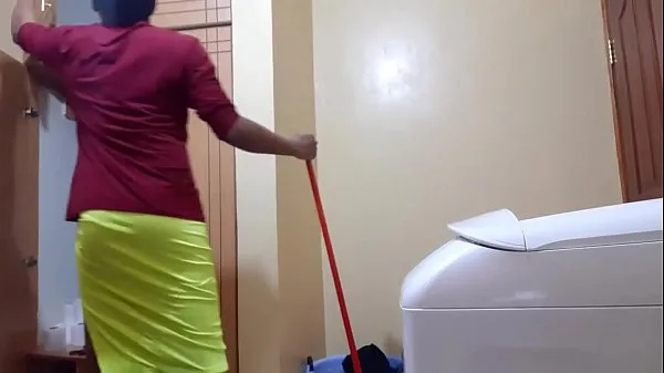Stort Prostitutes Cleaning Her Home varmt rör