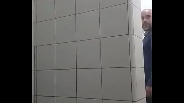 Μεγάλος My friend shows me his cock in the bathroom θερμός σωλήνας