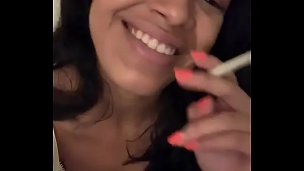 Sexy Latina Smokes With You أنبوب دافئ كبير
