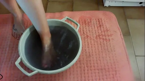 大きな提出ビデオc。完全に汚い足で汚れた地下室に立つ温かいチューブ