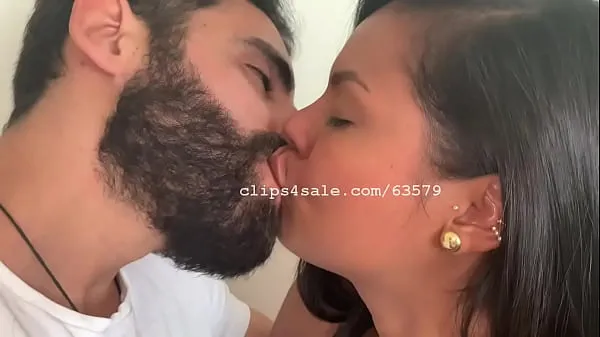 Duża Gonzalo and Claudia Kissing Wednesday ciepła tuba