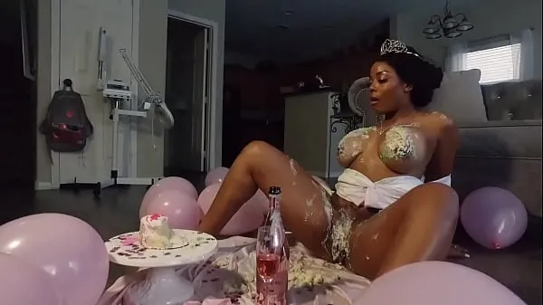 Ebony model enjoys birthday cake Tiub hangat besar