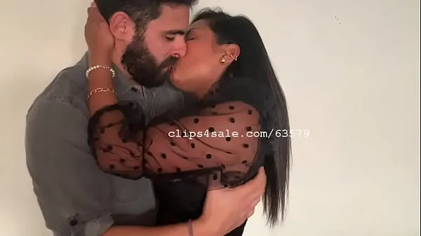 Ống ấm áp Gonzalo and Claudia Kissing Sunday lớn
