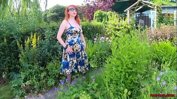 Duża Mature redhead lifts up her dress and fingers herself outdoors ciepła tuba