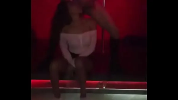 Venezuelan from Caracas in a nightclub sucking a striper's cock أنبوب دافئ كبير