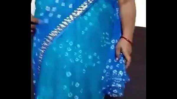 Stort Indian woman stripping saree varmt rør