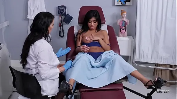 Stort Lesbian MILF examines Asian patient varmt rör