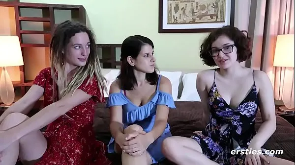 Stort Amazing All Natural Lesbian Threesome varmt rør