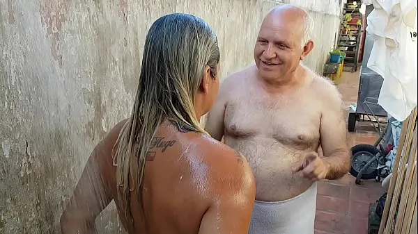 Grandpa bathing the young girl he met on the beach !!! Paty Butt - Old Grandpa - El Toro De Oro Tiub hangat besar