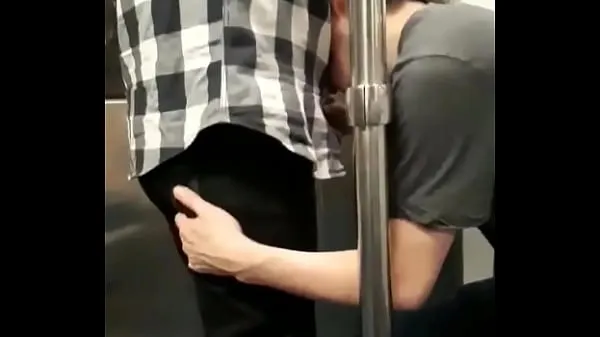 Stort boy sucking cock in the subway varmt rør