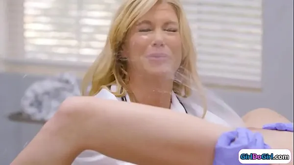 Unaware doctor gets squirted in her face أنبوب دافئ كبير