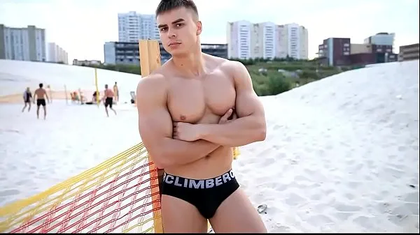 Duża Russian hot Guy on the beach ciepła tuba