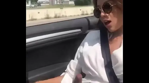 Μεγάλος Trans showing cock in the car θερμός σωλήνας