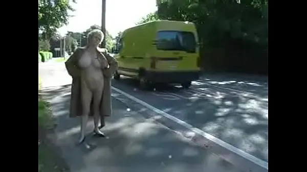 Stort Grandma naked in street 4 varmt rör