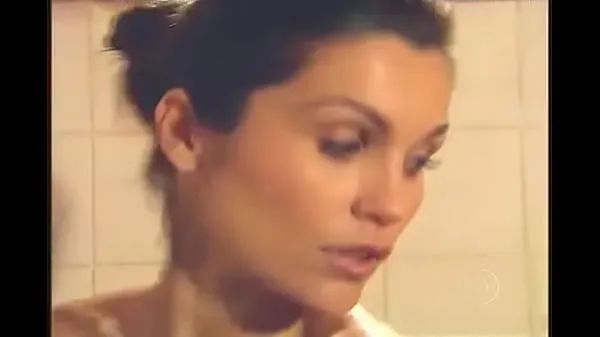 Büyük yyy Flavia Alessandra taking a shower sıcak Tüp