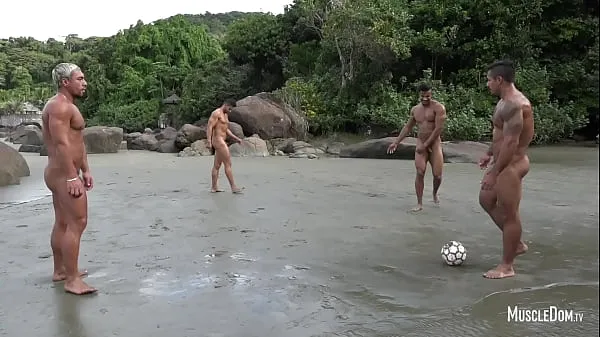 Suuri Naked football on the beach lämmin putki