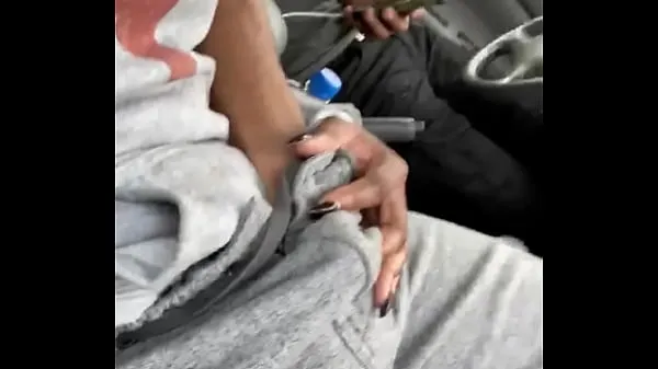 Suuri Young Slut Finger Fucked In Car lämmin putki