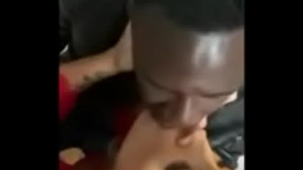 Interracial milf sexy kissing! Anyone know her name Tiub hangat besar