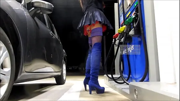 Stort Crossdresser Mini Skirt in Public --Gas station varmt rør
