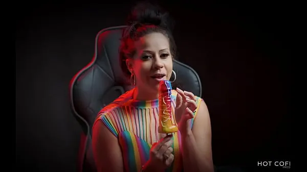 Sexy Latina sucks huge dick shaped lollipop and makes you cum with her dirty talk Tabung hangat yang besar