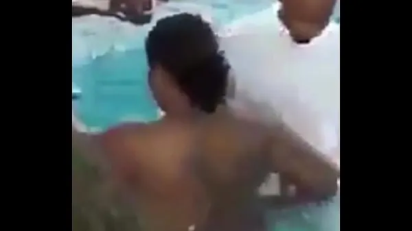 Stort Pastor suck and fuck in a pool varmt rör