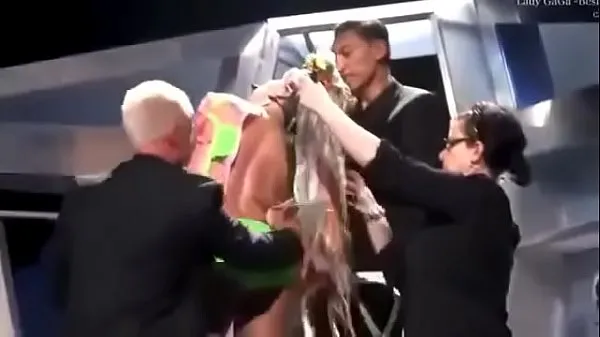 Stort Lady Gaga changes in public varmt rør