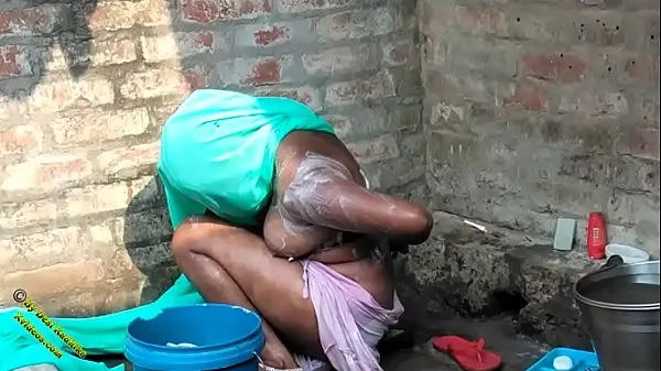 Suuri Indian Village Desi Bathing Video In Hindi Desi Radhika lämmin putki