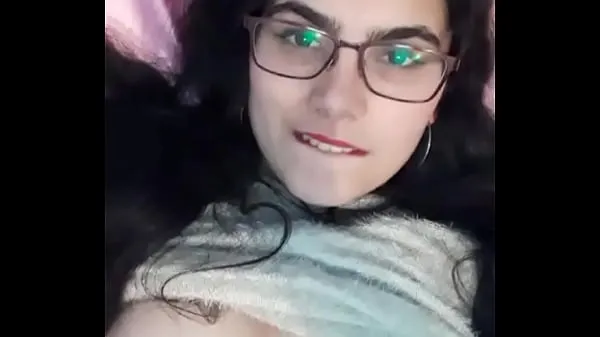 Grande Nymphet little bitch showing her breaststubo caldo