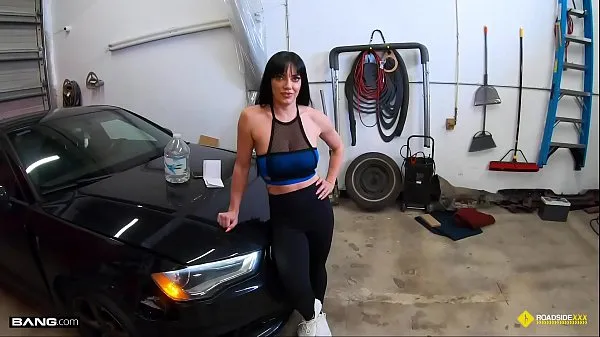 Suuri Roadside - Fit Girl Gets Her Pussy Banged By The Car Mechanic lämmin putki