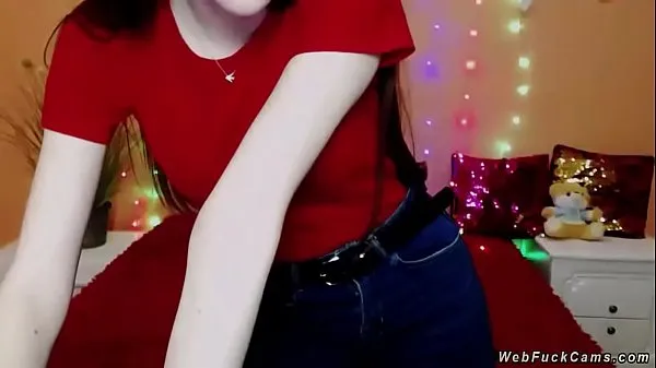 Solo pale brunette amateur babe in red t shirt and jeans trousers strips her top and flashing boobs in bra then gets dressed again on webcam show أنبوب دافئ كبير