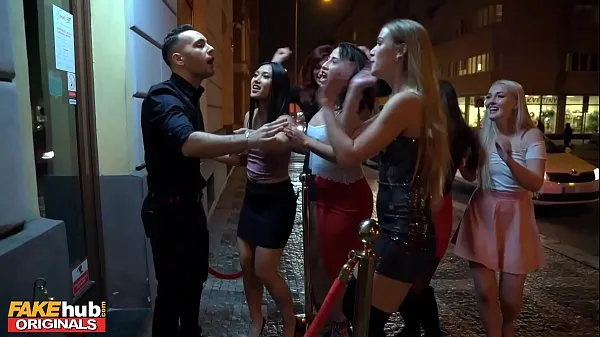 Duża LADIES CLUB Asian Teen Swallows Stripper’s Cum in Public Bathroom ciepła tuba