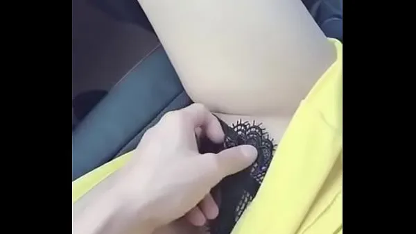 Stort Horny girl squirting by boy friend in car varmt rør