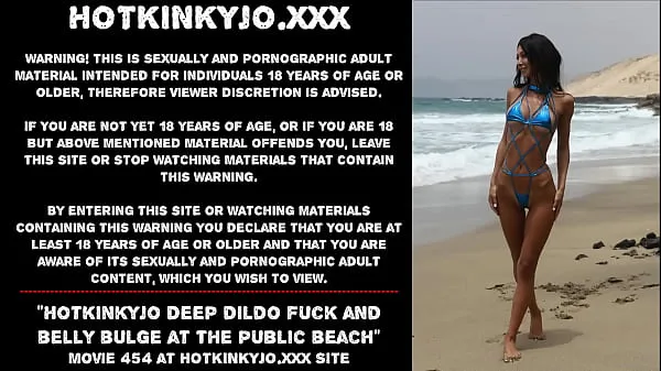 Grote Hotkinkyjo deep dildo fuck and belly bulge at the public beach warme buis