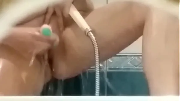 voyeur shaved girl in the shower Tabung hangat yang besar