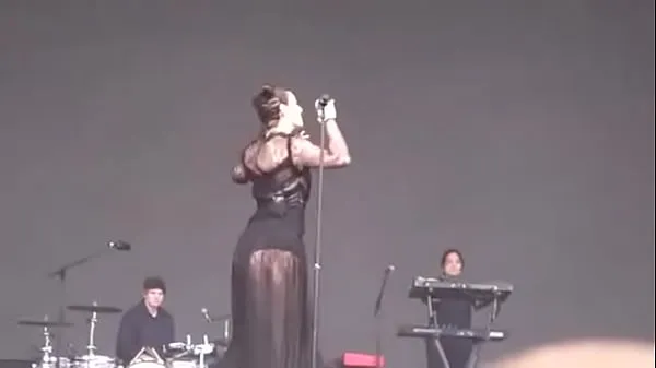 Veľká Who is this thicc white girl singer artist on stage teplá trubica
