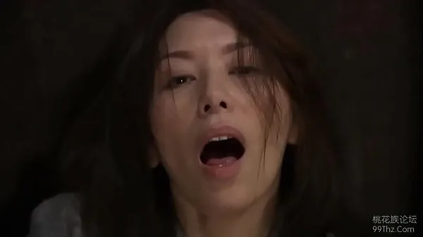 Большая Японская жена мастурбирует, когда ловит двух незнакомцев теплая трубка